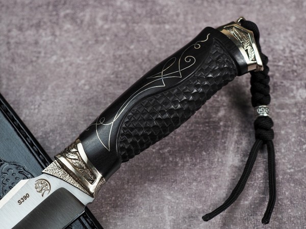 Нож Гепард, клинок из стали Bohler S390, рукоять художественное литье мельхиор, морёный граб с резьбой ручной работы, инкрустация серебром, формованные ножны-итальянская кожа растительного дубления