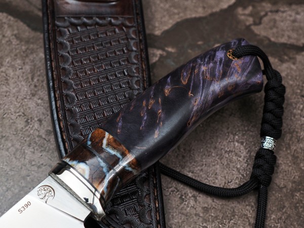 Нож Ласка, клинок из стали Bohler S390, рукоять стабилизированная карельская береза, стабилизированный зуб мамонта, формованные ножны-итальянская кожа растительного дубления